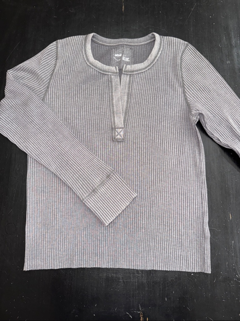 AERIE long sleeve ribbed henley style shirt. size XL. gray. excellent condition.